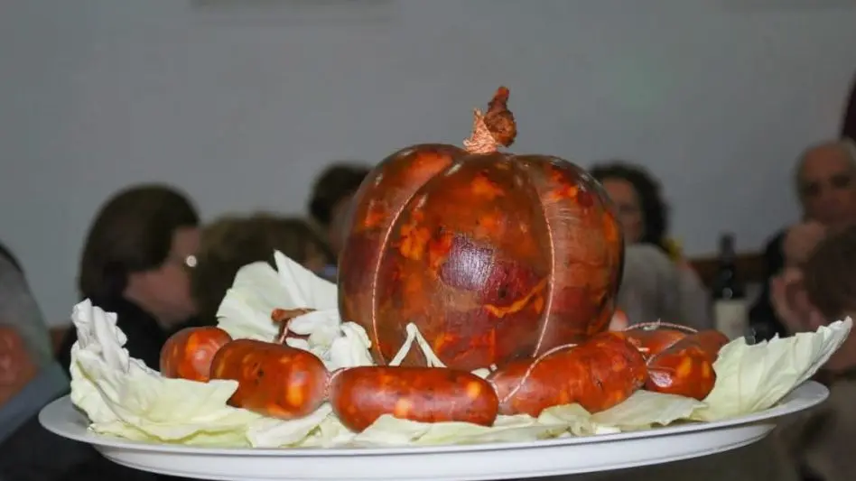 El Centro de Castilla y León celebra la Gran Fiesta del Botillo con menú típico y espectáculo artístico