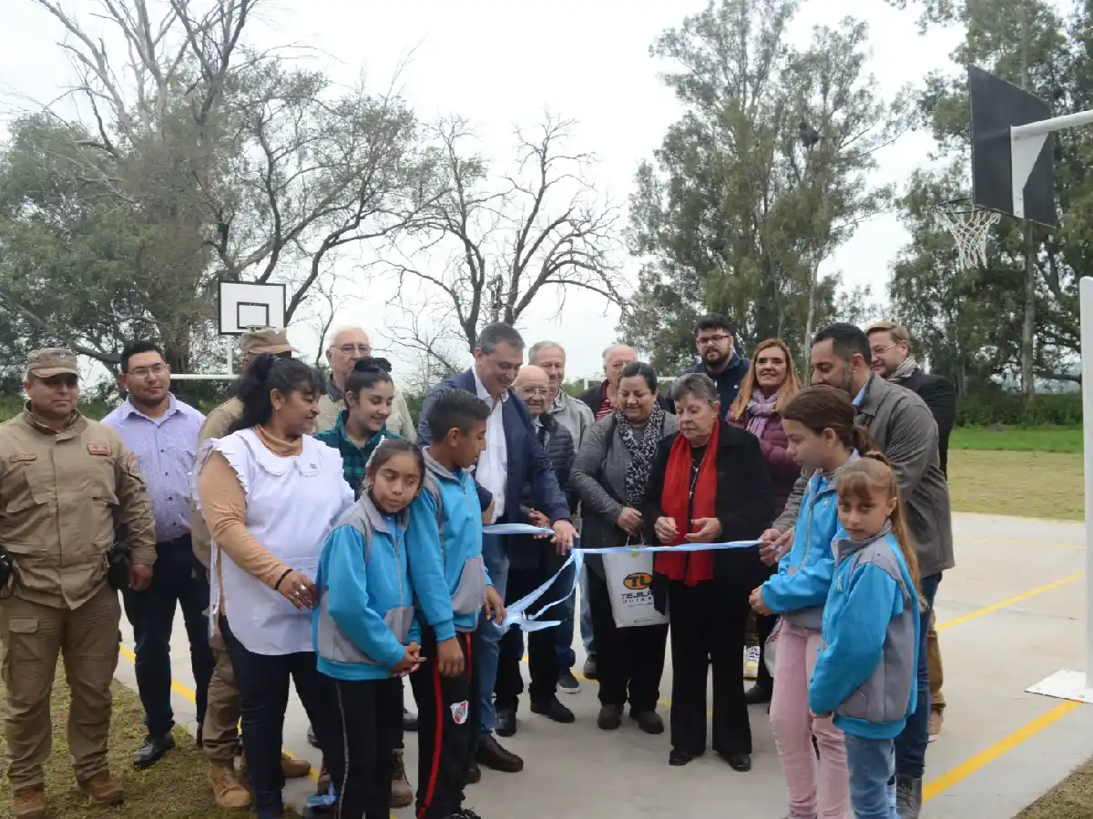 Inauguraron playón deportivo escuela rural de Brinkmann    