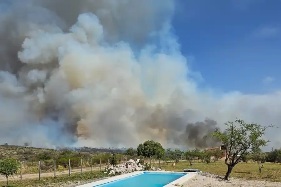 Peligro cerca de Mina Clavero por un nuevo incendio complicado de controlar
