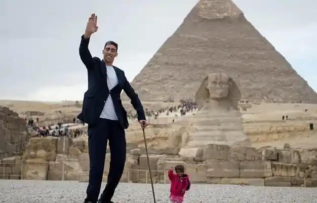 La mujer más pequeña y el hombre más alto del mundo se encontraron en Egipto