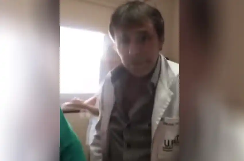 Dan a conocer el video de un médico denunciado por atender ebrio a una paciente