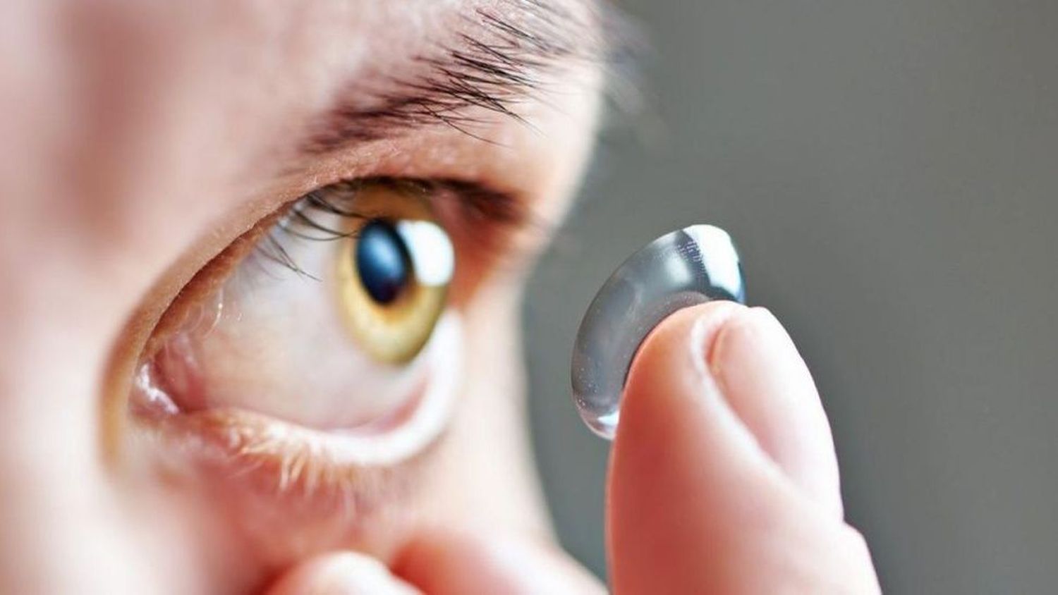 Durmió con lentes de contacto y se le "pudrieron" los ojos