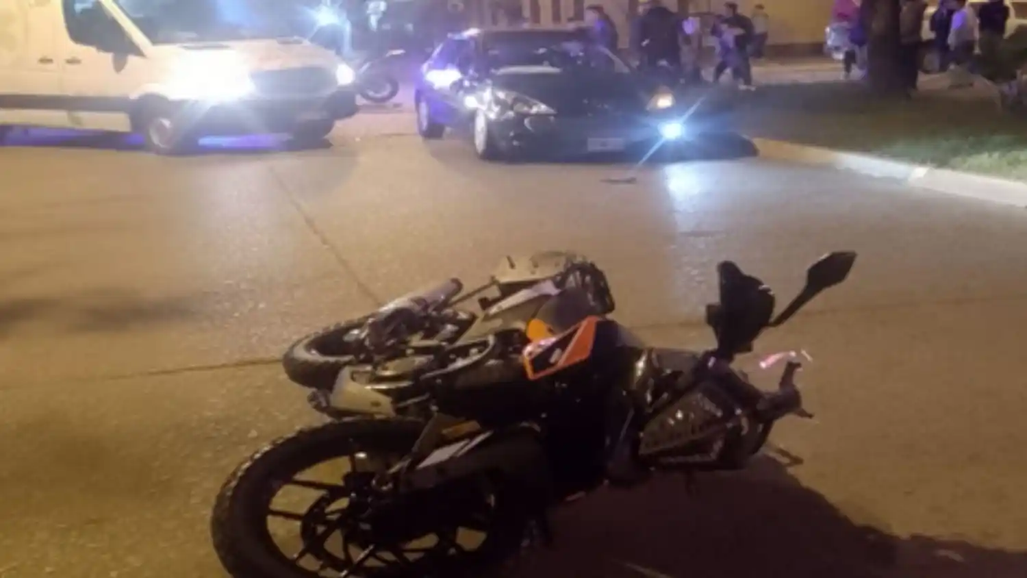 El conductor de la moto presentó fractura en una de sus piernas.