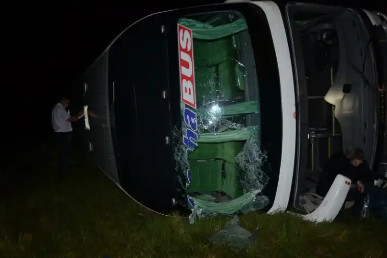 Impresionante choque y vuelco de un colectivo en Zárate