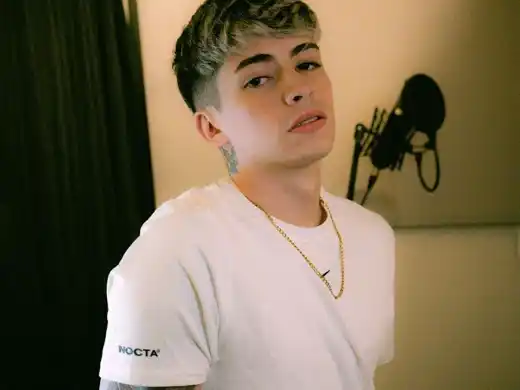 El joven cantante sorprendió a su novia dentro de la casa de Gran Hermano.