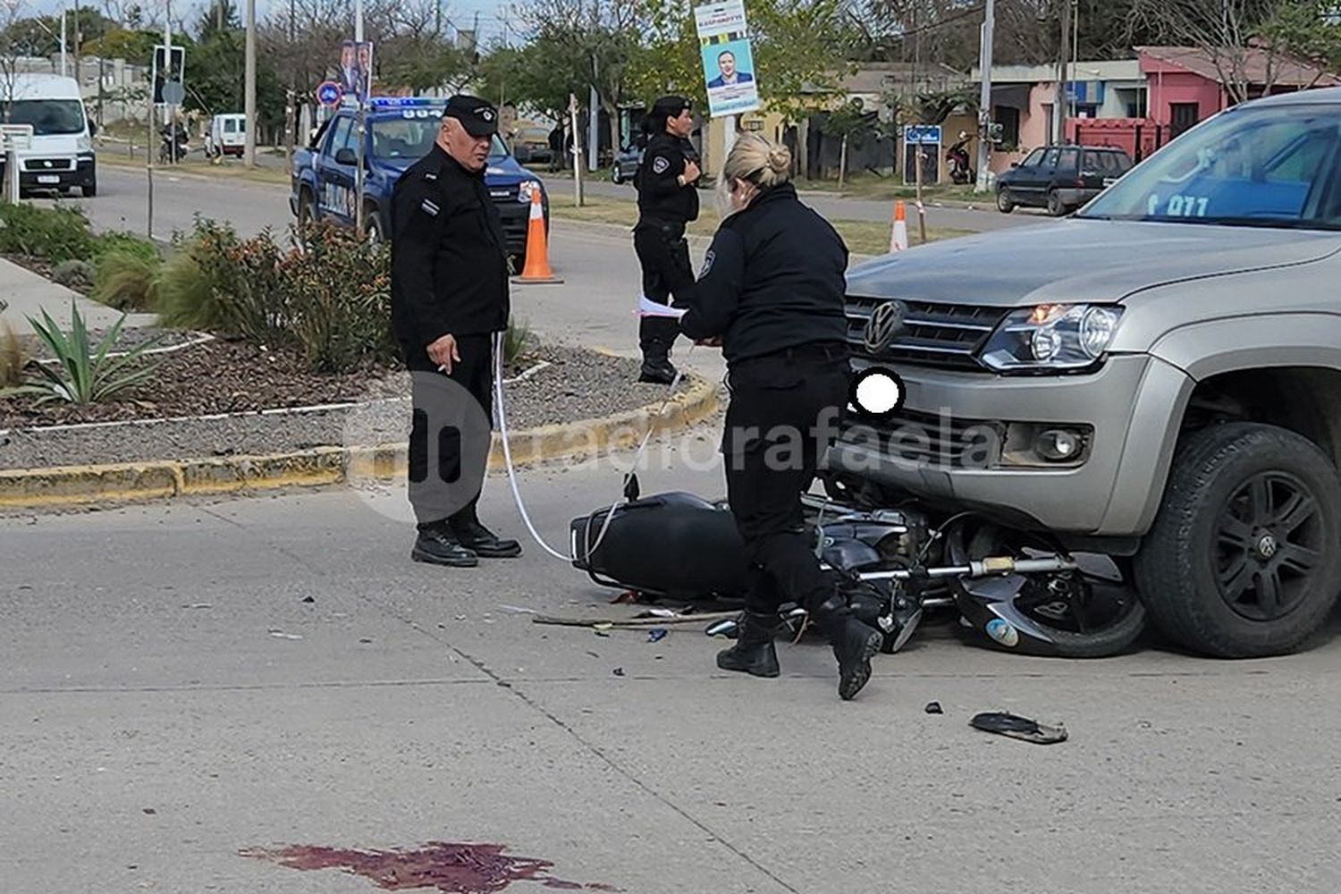 Iban de a tres en una moto y sufrieron un fuerte accidente: terminaron en el Hospital de Rafaela