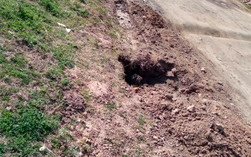 Reporte ciudadano: “Un peligro esta zanja en Depietri al 500”