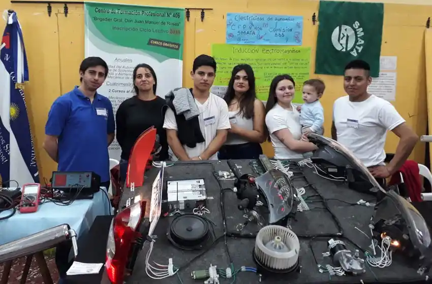 Estudiantes secundarios exponen en la "Muestra educativa y productiva con oficios"