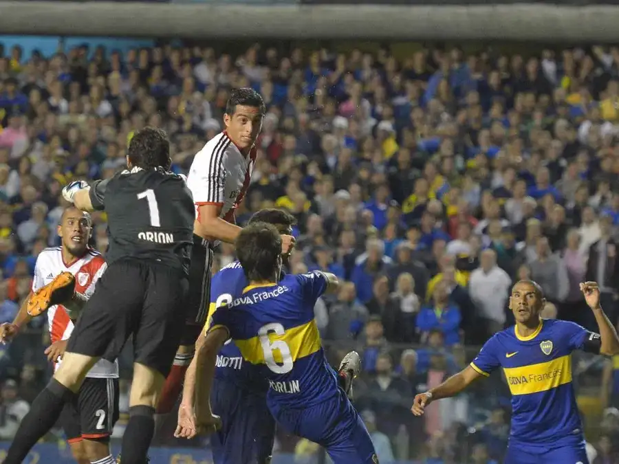 Mudos. Cabezazo y un estadio en silencio por Ramiro Funes Mori.