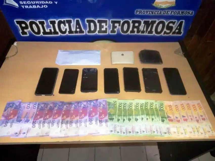 En 5 allanamientos detienen a 4 personas y secuestran moto y dinero