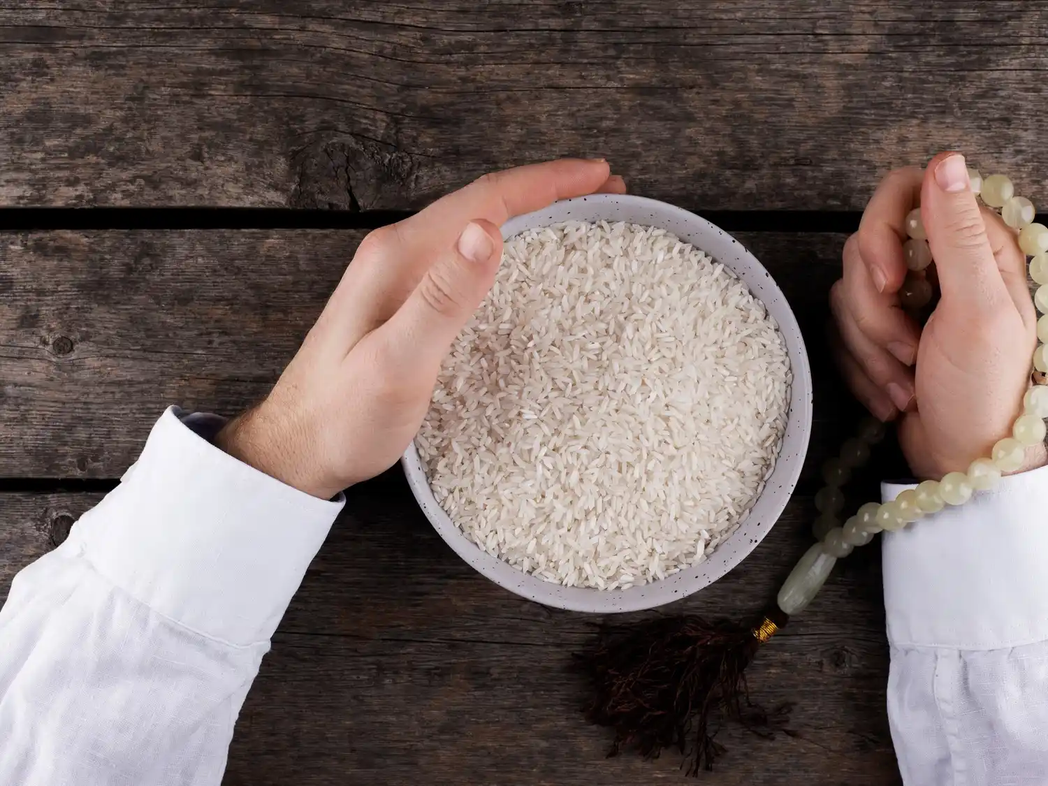 Cómo hacer el ritual del arroz el 1º de enero de 2026 para atraer la abundancia