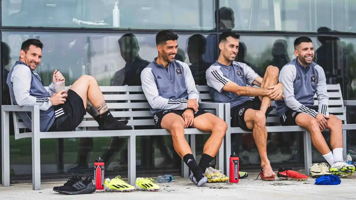 Leo, junto a los exBarsa y actuales compañeros, Luis Suárez, Busquets y Alba.