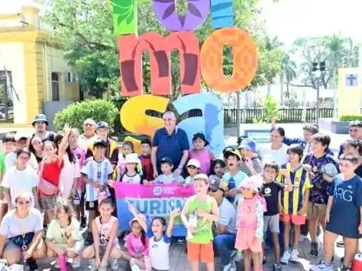 Jofré recibió a niños y niñas que participaron en una visita guiada por la ciudad