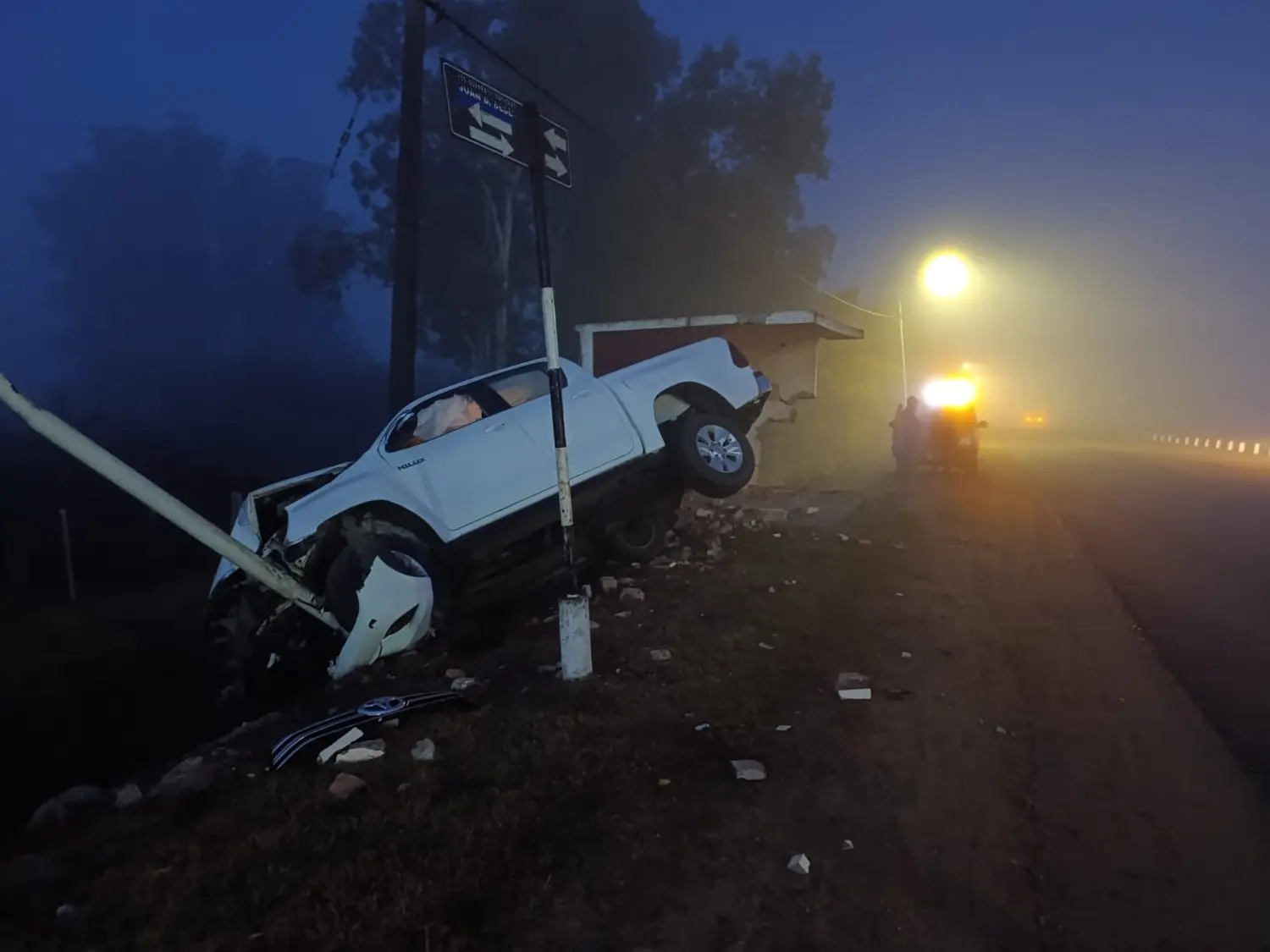 Se durmió al volante, despistó, chocó una garita y terminó contra una columna