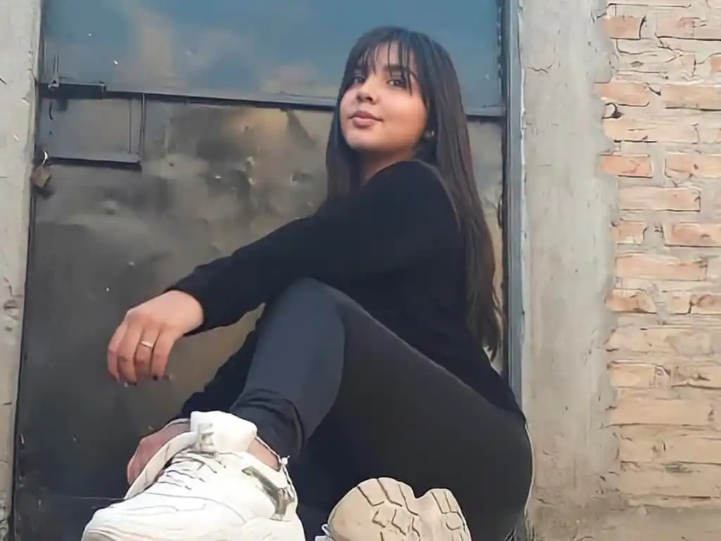 Asesinaron de una puñalada en el corazón a una joven para robarle