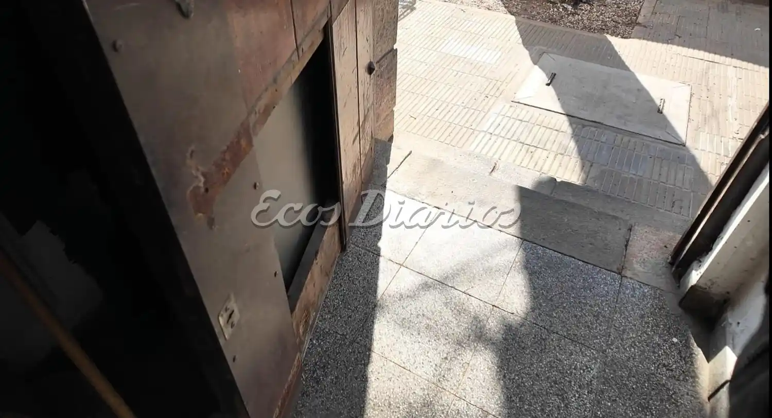 A las patadas. Así abrieron la puerta lateral de la Cantina del Centro Vasco para entrar a robar