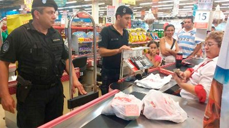 Policías pagaron la cuenta de jubilada que quiso llevarse comida sin pagar