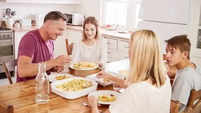 Claves para evitar el coronavirus si invitas a comer a tu casa a familiares y amigos