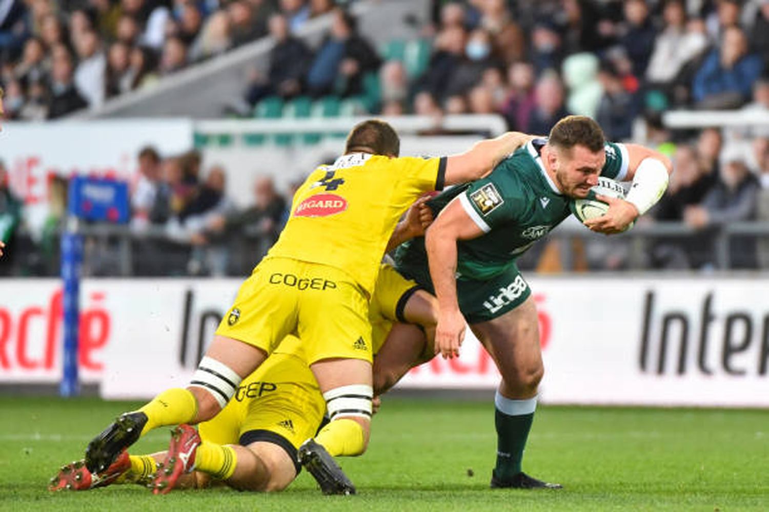 Ignacio Calles intenta avanzar en el duelo ante La Rochelle.