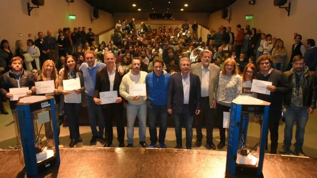 Comenzaron a entregar kits de robótica a casi 270 escuelas bonaerenses