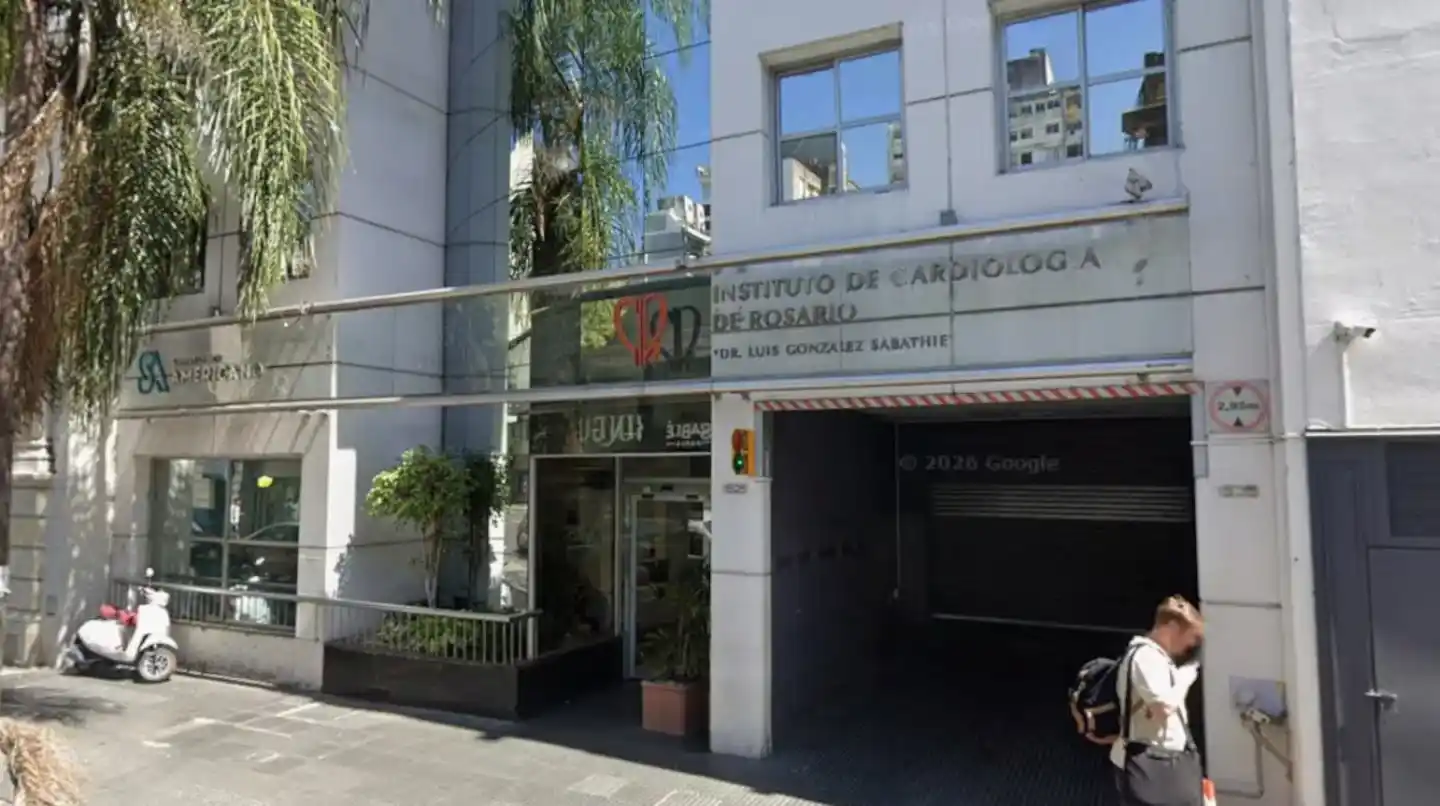 La cápsula estaba guardada dentro de un recipiente cilíndrico de plomo, de entre dos y tres centímetros de espesor y con dimensiones aproximadas de 12 centímetros de alto por 10 de ancho.