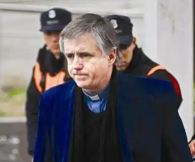Ordenan la detención del padre Grassi, pero por ahora no se hará efectiva