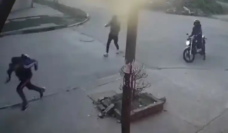La secuencia de uno de los atracos quedó grabada en las cámaras de seguridad.