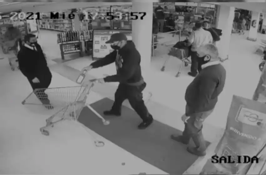 Video: quiso robar dos botellas de Jack Daniels de un supermercado