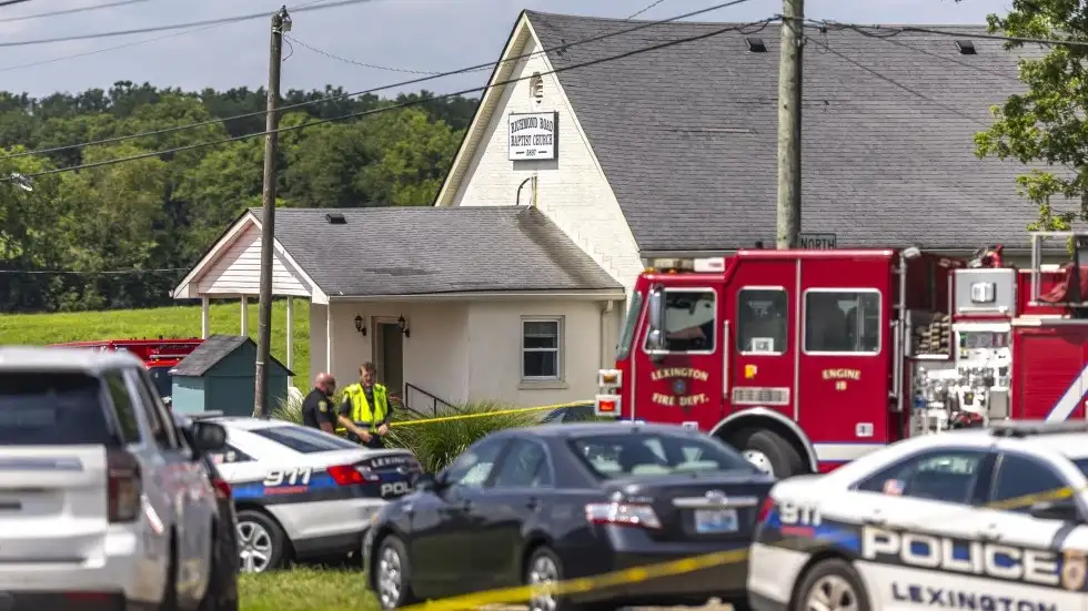 Agentes de policía investigan tras un tiroteo cerca de la Iglesia Bautista Richmond Road en Lexington, Kentucky, el domingo 13 de julio de 2025. (Ryan C. Hermens/Lexington Herald-Leader via AP)