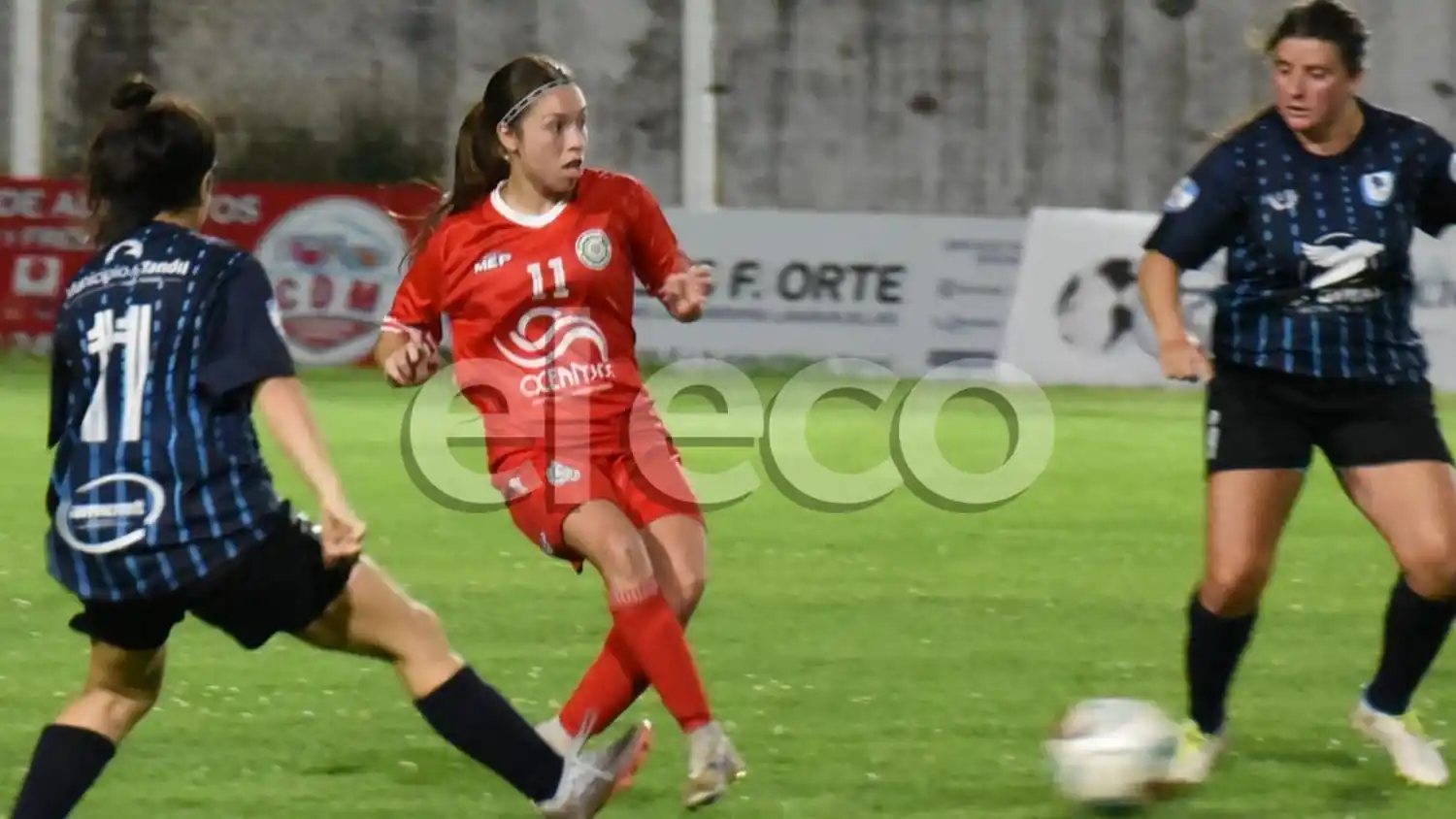 Chávez se desprende de la pelota, entre Goitandia y Brutti, en el empate entre Tandil y Mar del Plata.