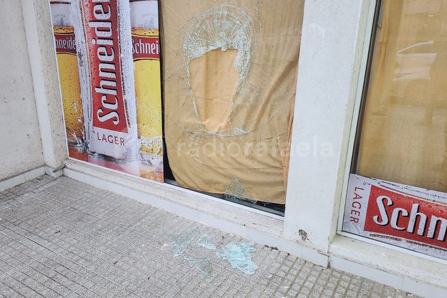 Se escuchó una explosión en la medianoche: habían reventado la vidriera de un comercio