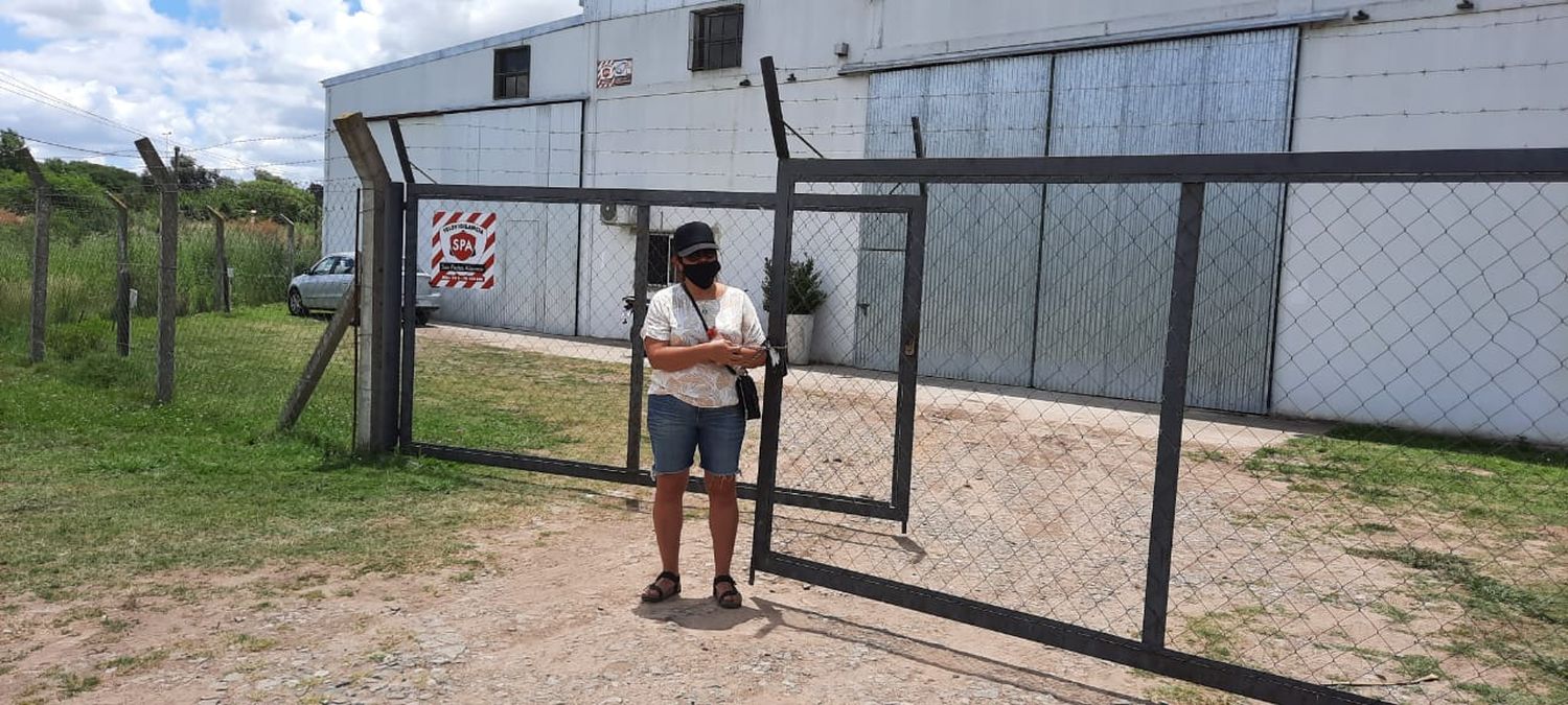 Un mujer se encadenó en la puerta de una fábrica por un reclamo laboral