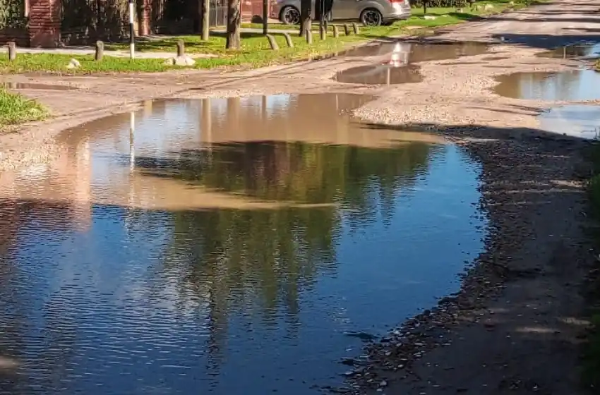 Barrio Caisamar, entre pozos y agua: "Hace más de 30 años que pedimos asfalto"