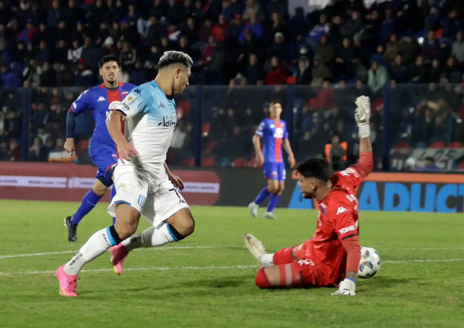 Racing va por otra victoria que lo mantenga bien arriba