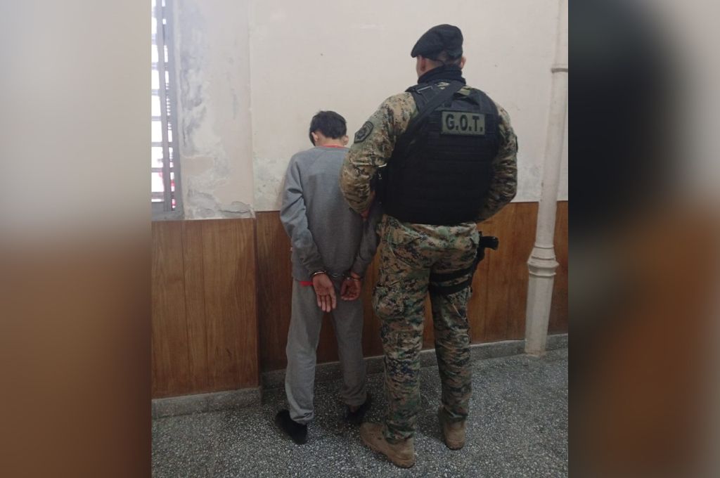 Un menor conocido por la policía fue sorprendido con una navaja y entregado a su madre