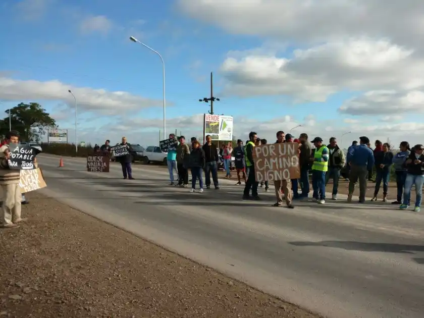 Cortan la ruta 11 en el acceso a Alvear