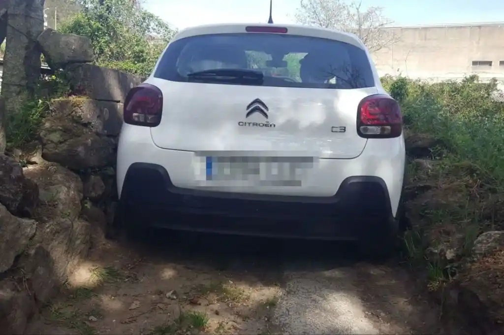 España: el GPS le indicó que se estrelle entre dos muros