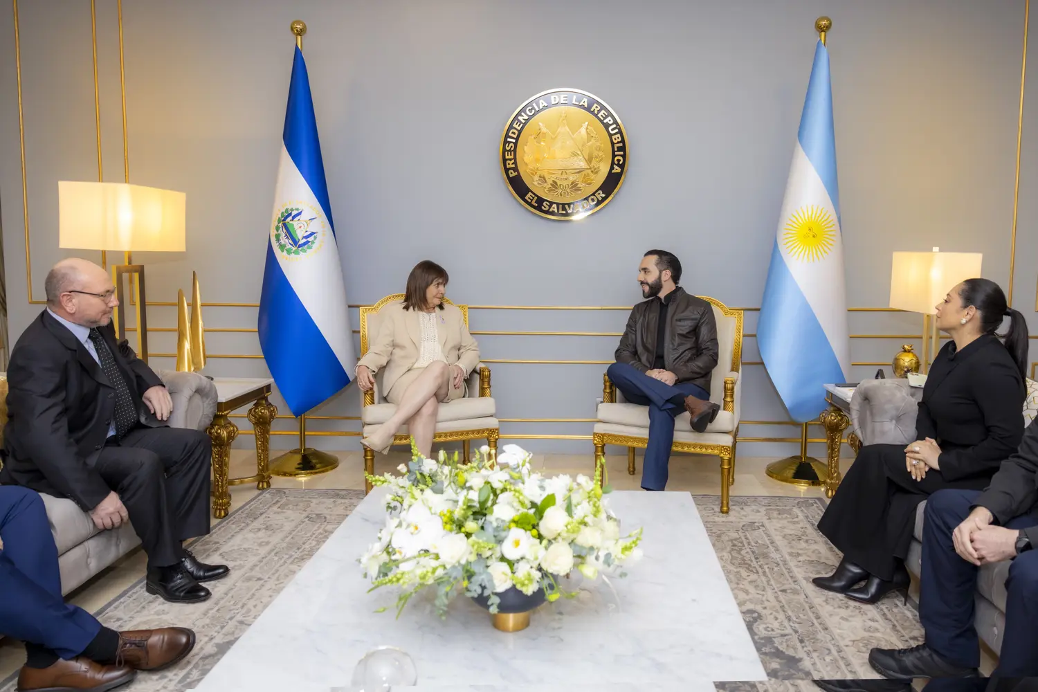 Bullrich fue recibida por Bukele.