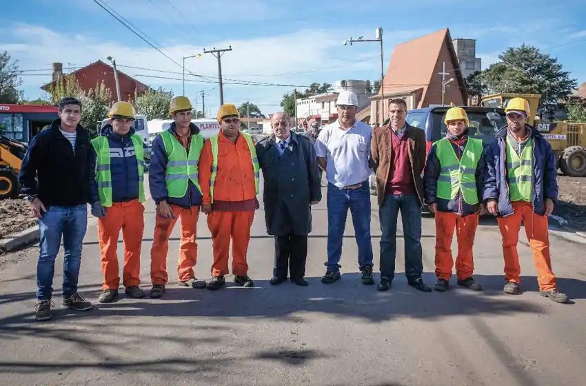 Arroyo inauguró la obra de la calle Beltrán y anunció una bicisenda
