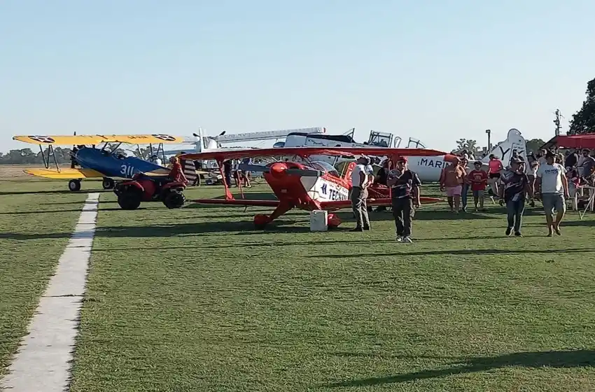 Un avión de acrobacias chocó una antena y dejó cuatro heridos