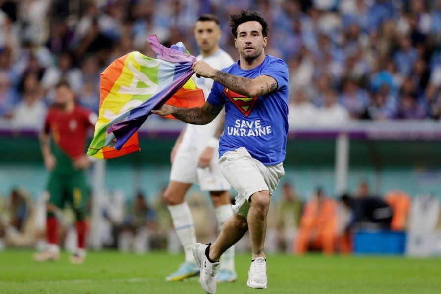 Qatar 2022: un joven se metió a la cancha con la bandera LGBTIQ+ mientras se disputaba Portugal-Uruguay