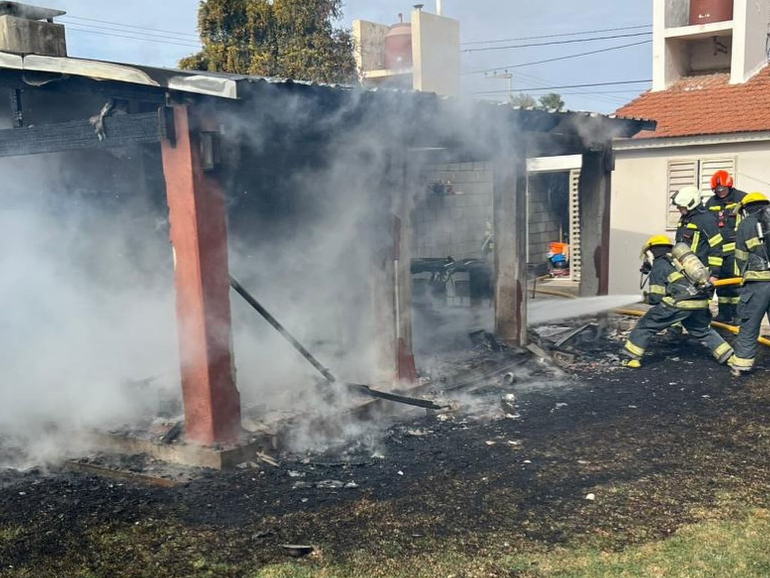 El incendio se produjo en el mediodía de este domingo. (Foto: Bomberos Voluntarios de San Francisco)