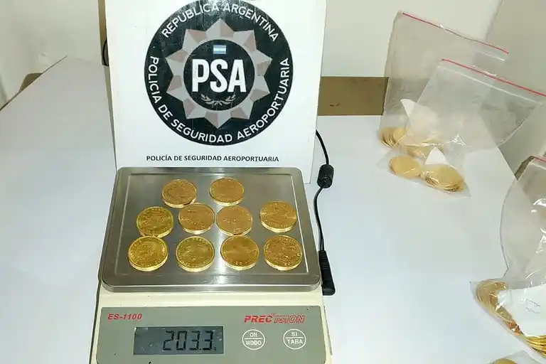Quiso viajar a Mendoza con una colección de monedas de oro que no pudo justificar: están valuadas en 23 millones de pesos