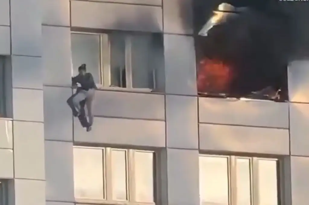 Bomberos rescataron a un mujer de un incendio