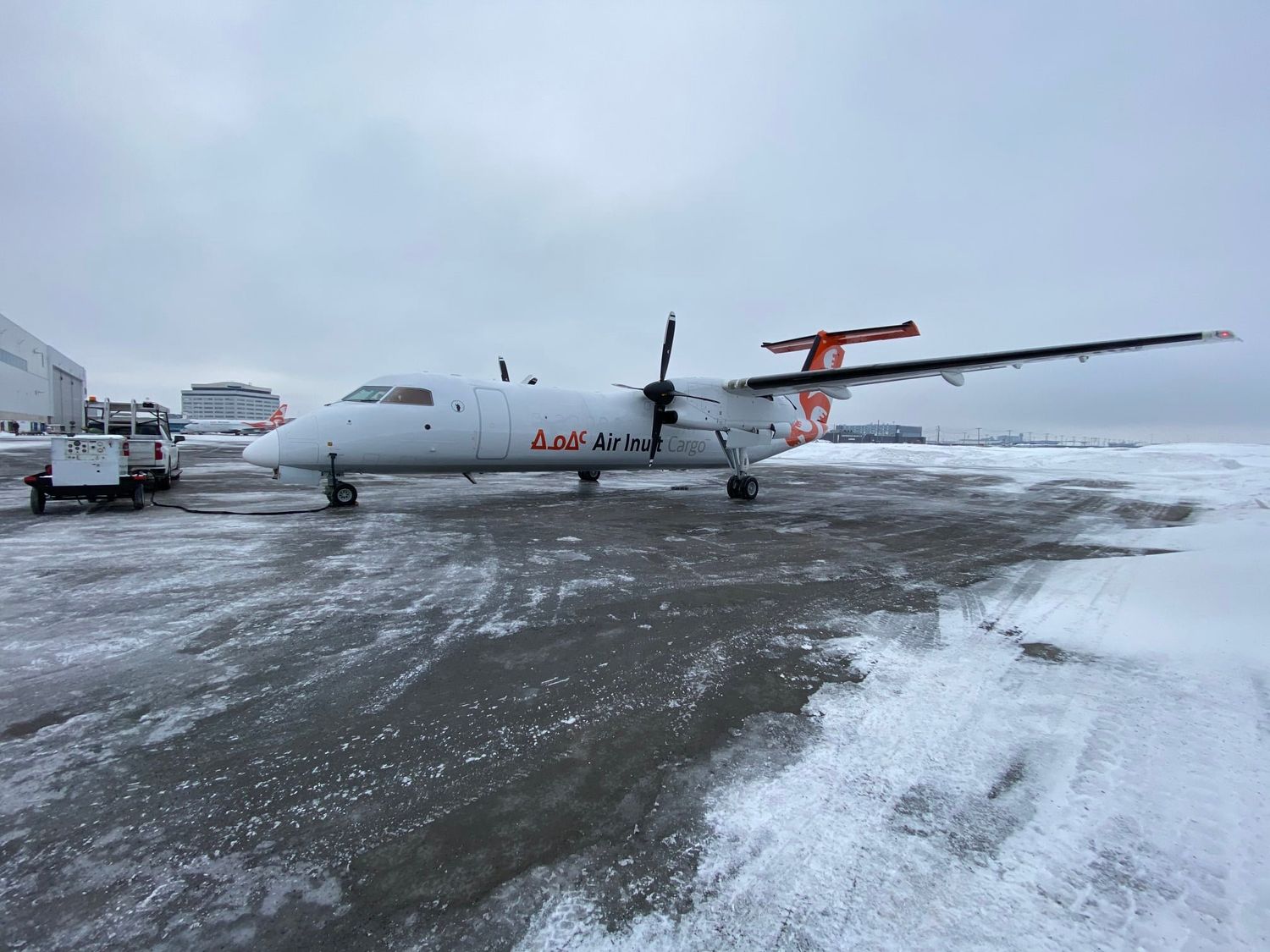 El primer De Havilland Dash 8-300 carguero entra en servicio con Air Inuit