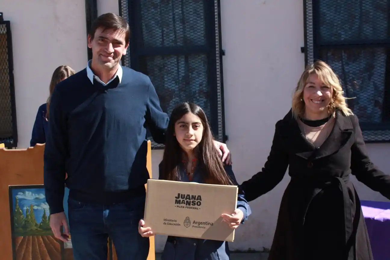 Todos los estudiantes de segundo año de escuelas públicas de Tandil recibieron una netbook