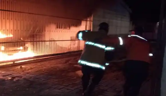 ¡IBA A ATACAR A LA MADRE Y EL JOVEN SE INTERPUSO! PADRE ASESINA con un machete a su hijo y prende la casa en fuego en Guárico