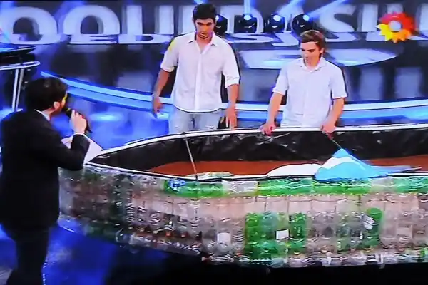 De Larroque a la pantalla chica: el bote de botellas llegó a la TV 