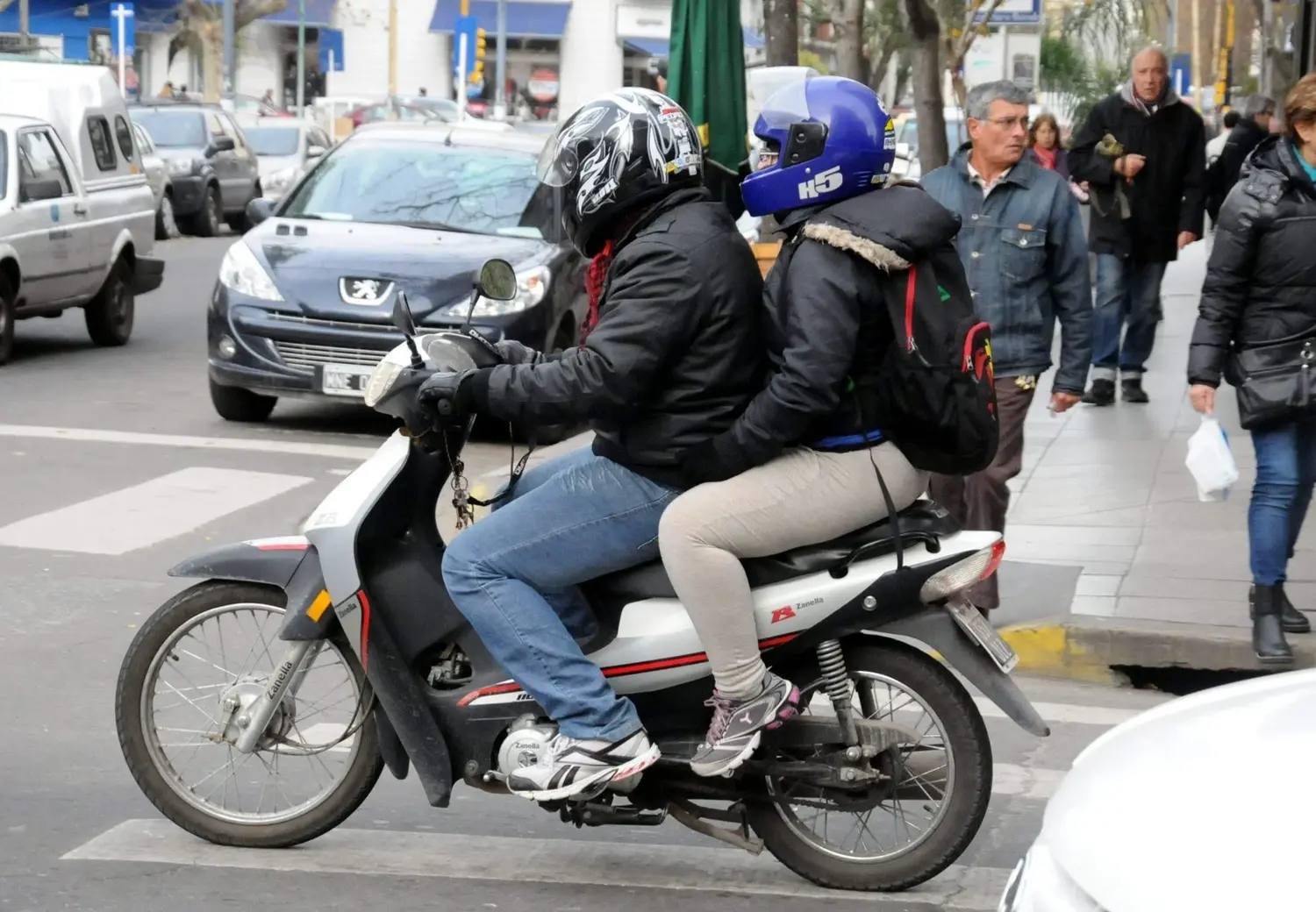 Delincuentes pidieron un viaje en moto por una aplicación y cometieron un robo piraña en barrio Industrial
