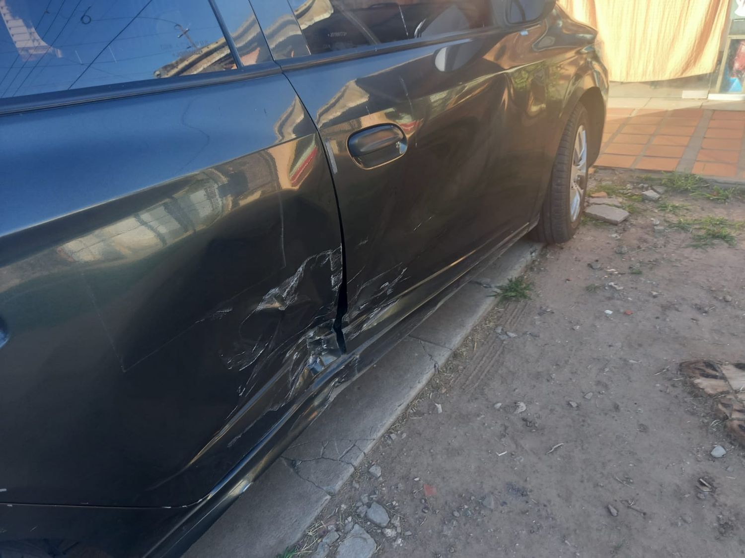 Buscan al conductor de una Suran que chocó a un taxista que llevaba pasajeros y huyó de la escena